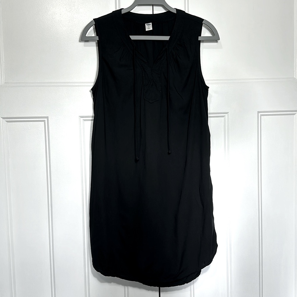 Old Navy black v-neck shift sleeveless dress